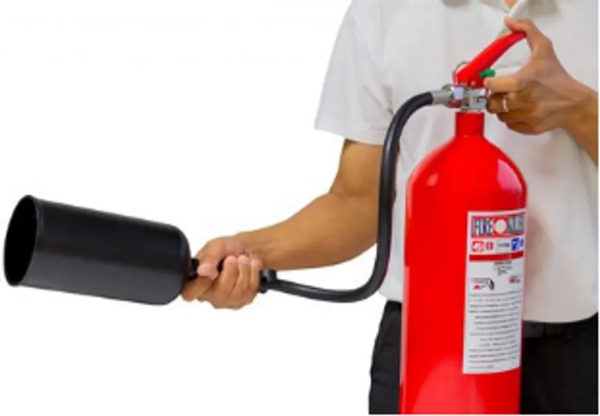 Salarié manipulant un extincteur lors d’un exercice de prévention incendie