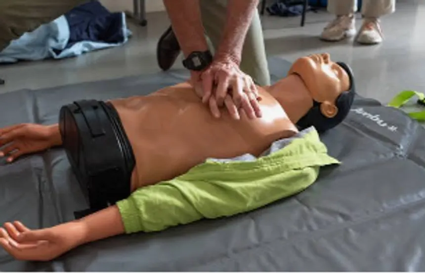 Mannequin de secourisme et mains d’un stagiaire pendant un exercice de réanimation